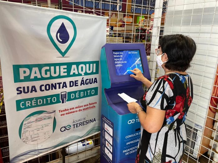 Faturas de água e esgoto podem ser pagas com cartão em totens de autoatendimento instalados pela cidade