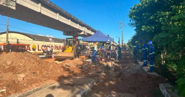 Descarte irregular provoca obstrução em rede de esgoto e mobiliza força-tarefa da Águas de Teresina na Av. Maranhão 